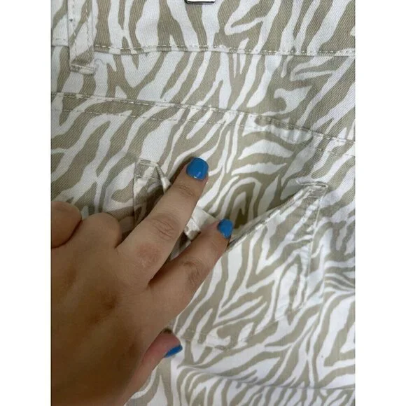 Chicos Platinum Denim Zebra Print Tan White Womens Size 2.5 /14US Ankle Jeans - Picture 3 of 12